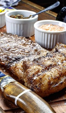 Kömürün üstünde ızgara biftek..