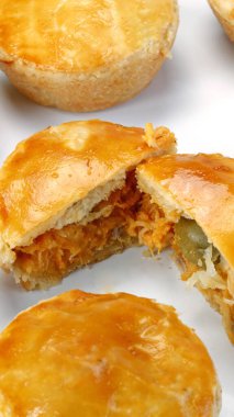 Brezilya aperatiflerine vurgu yap. Tavuklu turta.