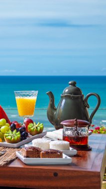 Kumsaldaki otelde kahvaltı.