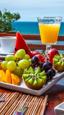 Sahildeki kahvaltı odasında.