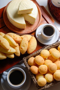 Siyah kahve ve peynirli ekmekle kahvaltı..