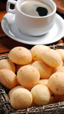 Siyah kahve ve peynirli ekmekle kahvaltı..