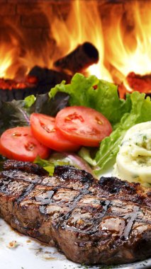 Salata ve patates püresiyle ızgara biftek.