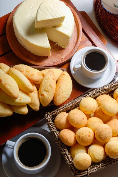 Siyah kahve ve peynirli ekmekle kahvaltı..