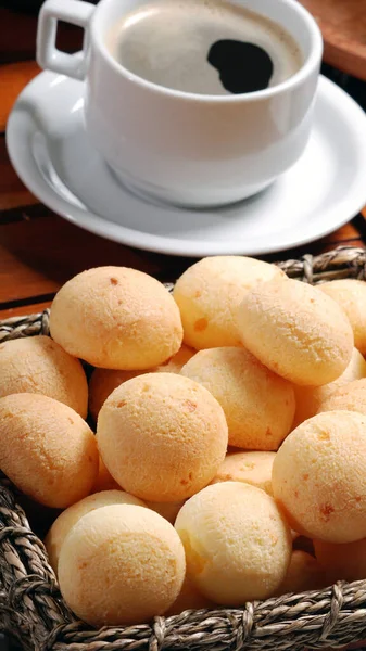 Siyah kahve ve peynirli ekmekle kahvaltı..