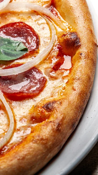 Biberli ve kabuklu soğanlı pizza..