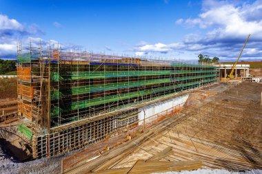Büyük inşaat projesi, iskelesi, çelik takviyesi ve betonu var..