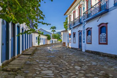 Paraty, Rio de Janeiro, Brezilya 'daki tarihi merkezlerin sokakları ve evleri. Paraty 'de güneşli bir gün. Paraty, Unesco listesindeki Colonil City.