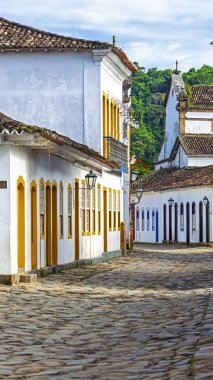 Paraty, Rio de Janeiro, Brezilya 'daki tarihi merkezlerin sokakları ve evleri. Paraty 'de güneşli bir gün. Paraty, Unesco listesindeki Colonil City.