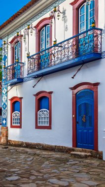 Paraty, Rio de Janeiro, Brezilya 'daki tarihi merkezlerin sokakları ve evleri. Paraty 'de güneşli bir gün. Paraty, Unesco listesindeki Colonil City.