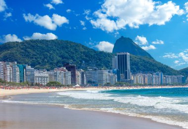 Copacabana ve Leme sahillerinin panoramik manzarası. Arka planda Sugarloaf Dağı, Rio de Janeiro, Brezilya.