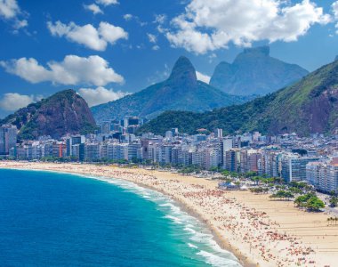 Ulusal Bayrak Anıtı 'nın ve Arjantin' in Santa Fe Eyaleti Rosario kentindeki Paran Nehri rıhtımının yüksek açılı hava manzarası. Şehir mimarisi, yeşil parklar ve açık mavi bir gökyüzü..