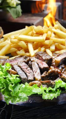 Brezilya yemeği ve patates kızartması.