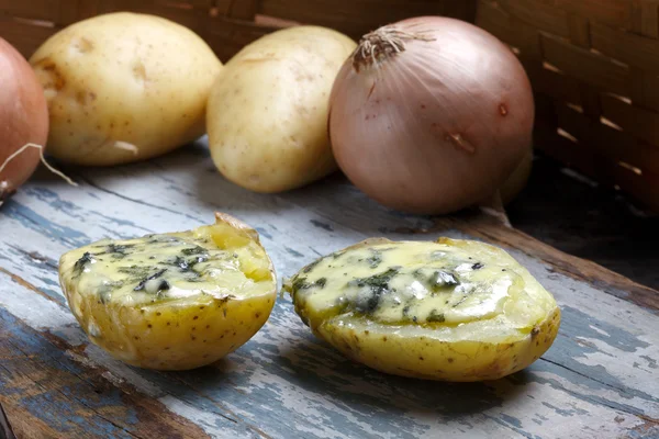 Batata assada com cobertura de queijo azul — Fotografia de Stock