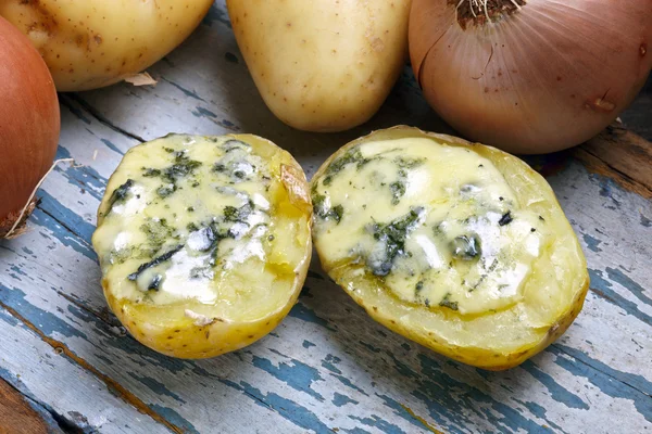 Backkartoffeln mit Blauschimmelkäse-Zuckerguss — Stockfoto