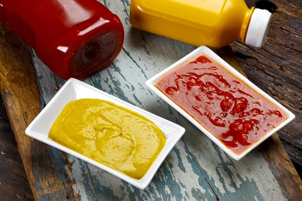 Ketchup und Senf — Stockfoto