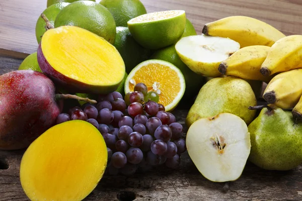 Fruit, peer, druif, banaan, mango, sinaasappel — Stockfoto