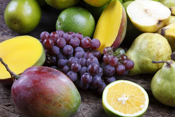 Ovoce, hruška, hrozen, banán, mango, pomeranč — Stock fotografie