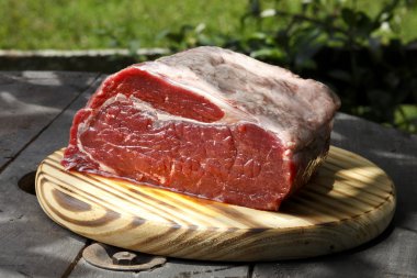 karşı çiğ biftek