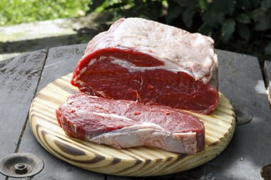 karşı çiğ biftek