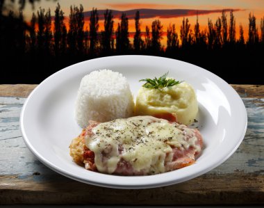 Patates ve pirinçli biftek.