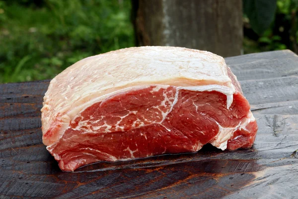 Against raw steak — Stock Photo, Image