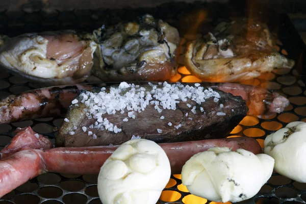 Barbacoa templada sobre carbón —  Fotos de Stock