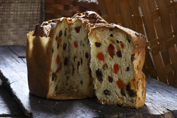 Панеттоне, традиційний італійський хліб — стокове фото