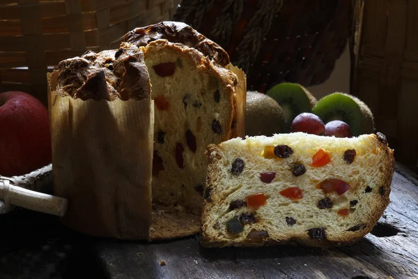 Panettone, geleneksel İtalyan ekmeği — Stok fotoğraf