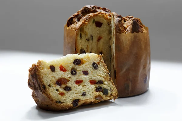 Aufgeschnittener traditioneller Panettone — Stockfoto