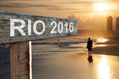 Rio de Janeiro işareti plajın yanında