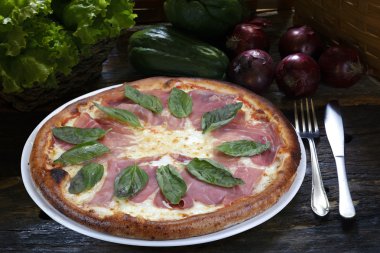 Beyaz bir tabak üzerinde kavrulmuş Pizza