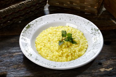 Risotto süslü beyaz çanak üzerinde
