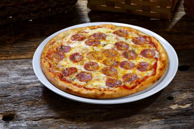 Beyaz bir tabak üzerinde büyük pizza