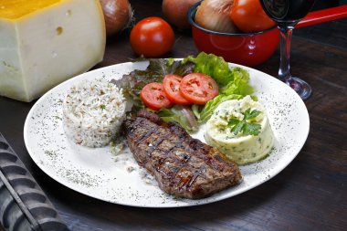 Pirinç patates ve et ile.