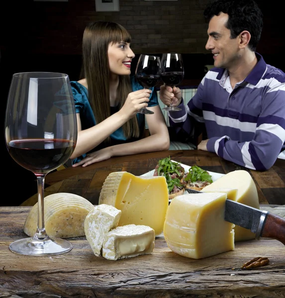 Coppia che prende vino rosso e mangia formaggio nel ristorante — Foto Stock