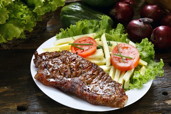 Picanha, ensalada y papas fritas —  Fotos de Stock