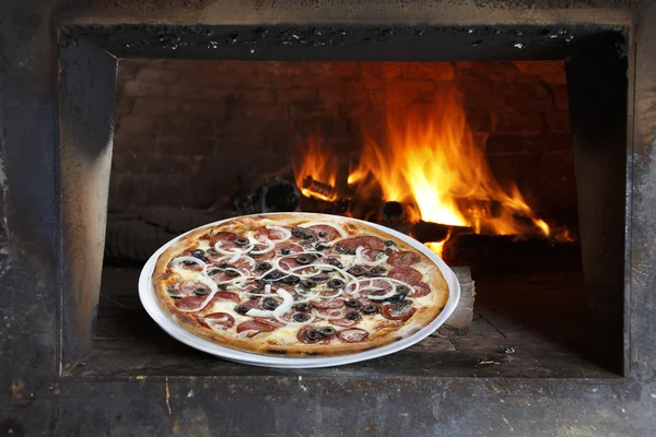 Pizza saliendo del horno — Foto de Stock