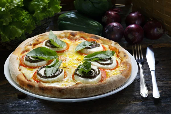 Pizza assada em um prato branco — Fotografia de Stock