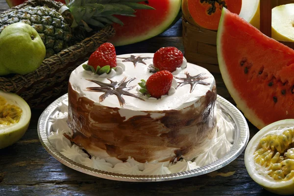 Tort de ziua de naștere de căpșuni cu frișcă — Fotografie, imagine de stoc