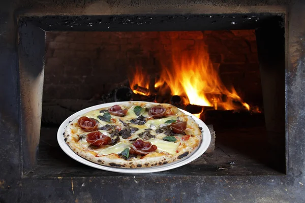 Pizza uit de oven — Stockfoto