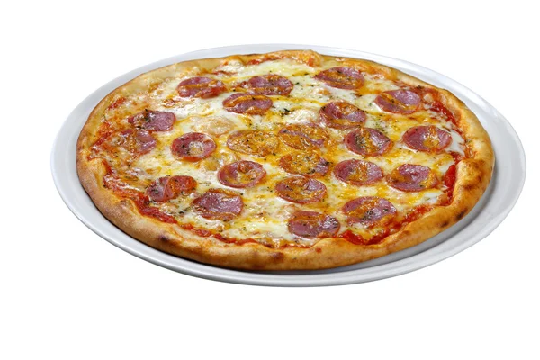 Pizza geserveerd op een witte schotel — Stockfoto