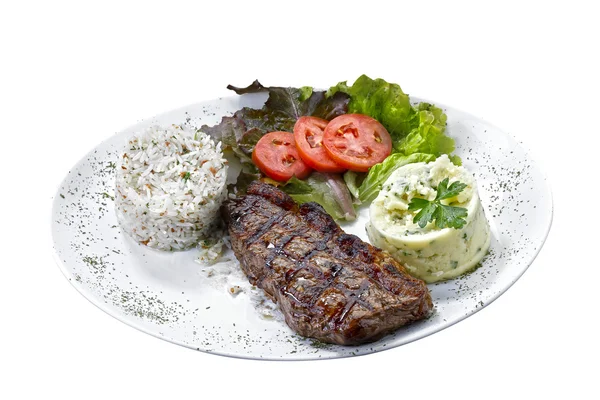 Rindersteak mit Kartoffeln und Reis vor isoliertem weißen Hintergrund — Stockfoto