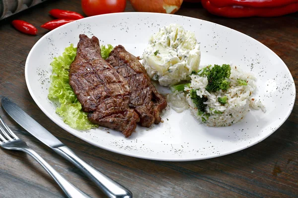 Arroz com batatas e carne . — Fotografia de Stock