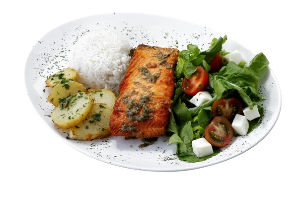 Salmón a la parrilla con patatas y verduras — Foto de Stock