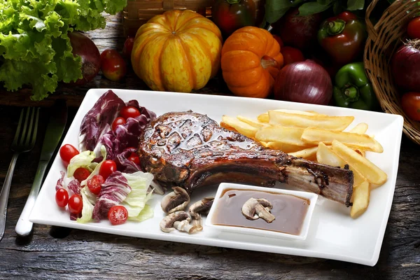 Prime rib med pommes frites och sallad — Stockfoto