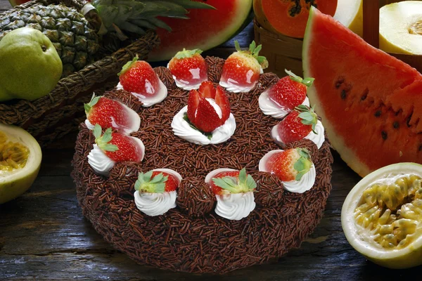 Tort de ziua de naștere de căpșuni cu frișcă — Fotografie, imagine de stoc