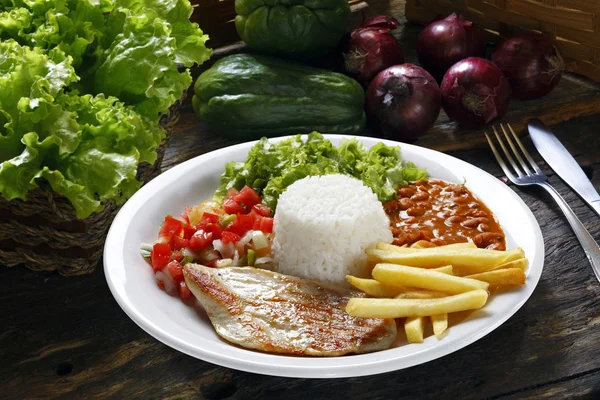 Arroz, feijão, carne, batatas fritas e salada — Fotografia de Stock