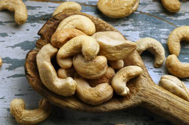 kaşu fındık üzerinde bir tahta kaşık