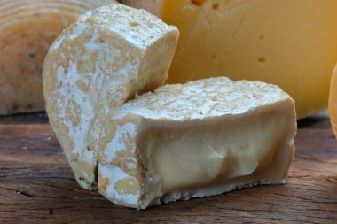 dilimlenmiş camembert peyniri